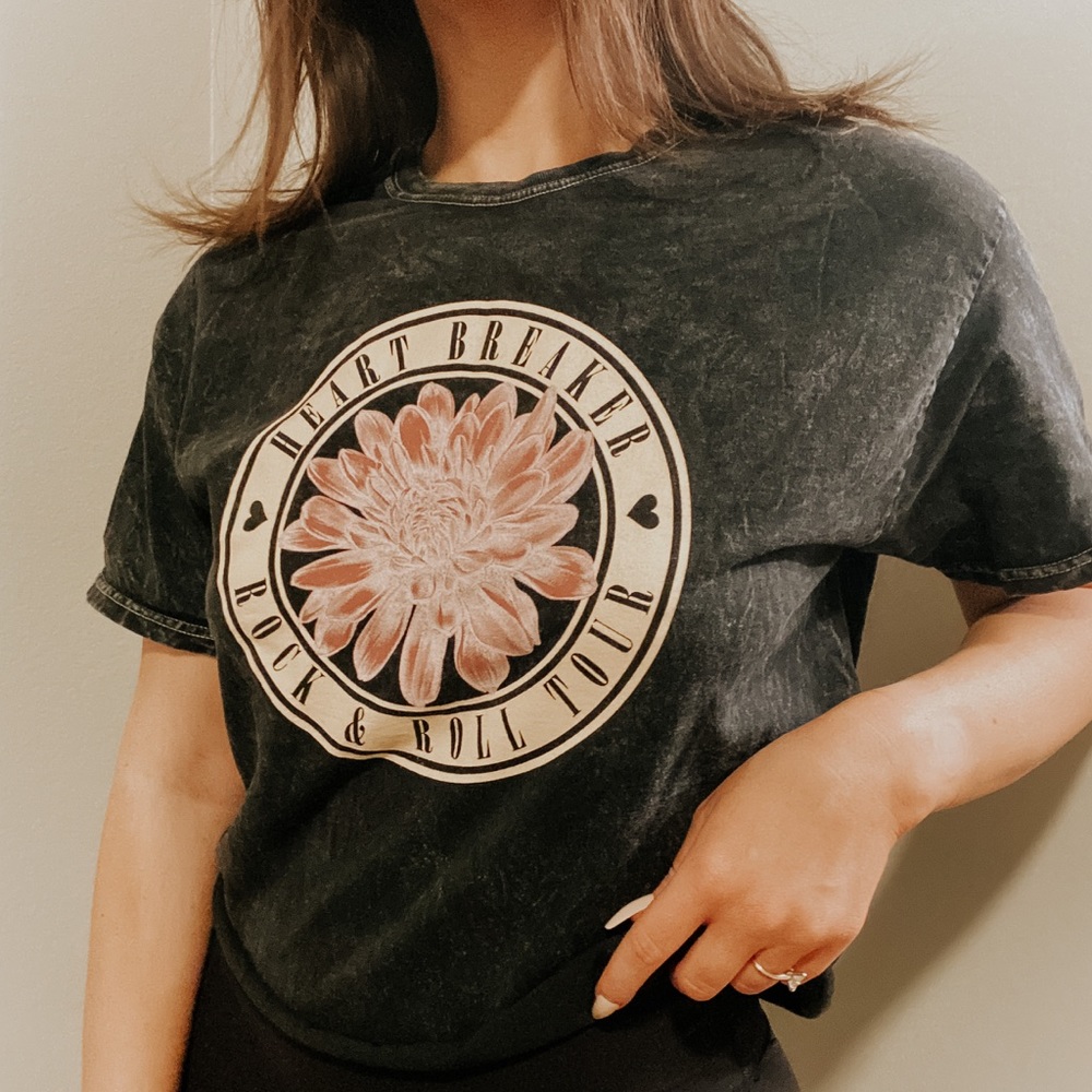 cute band tee 💘